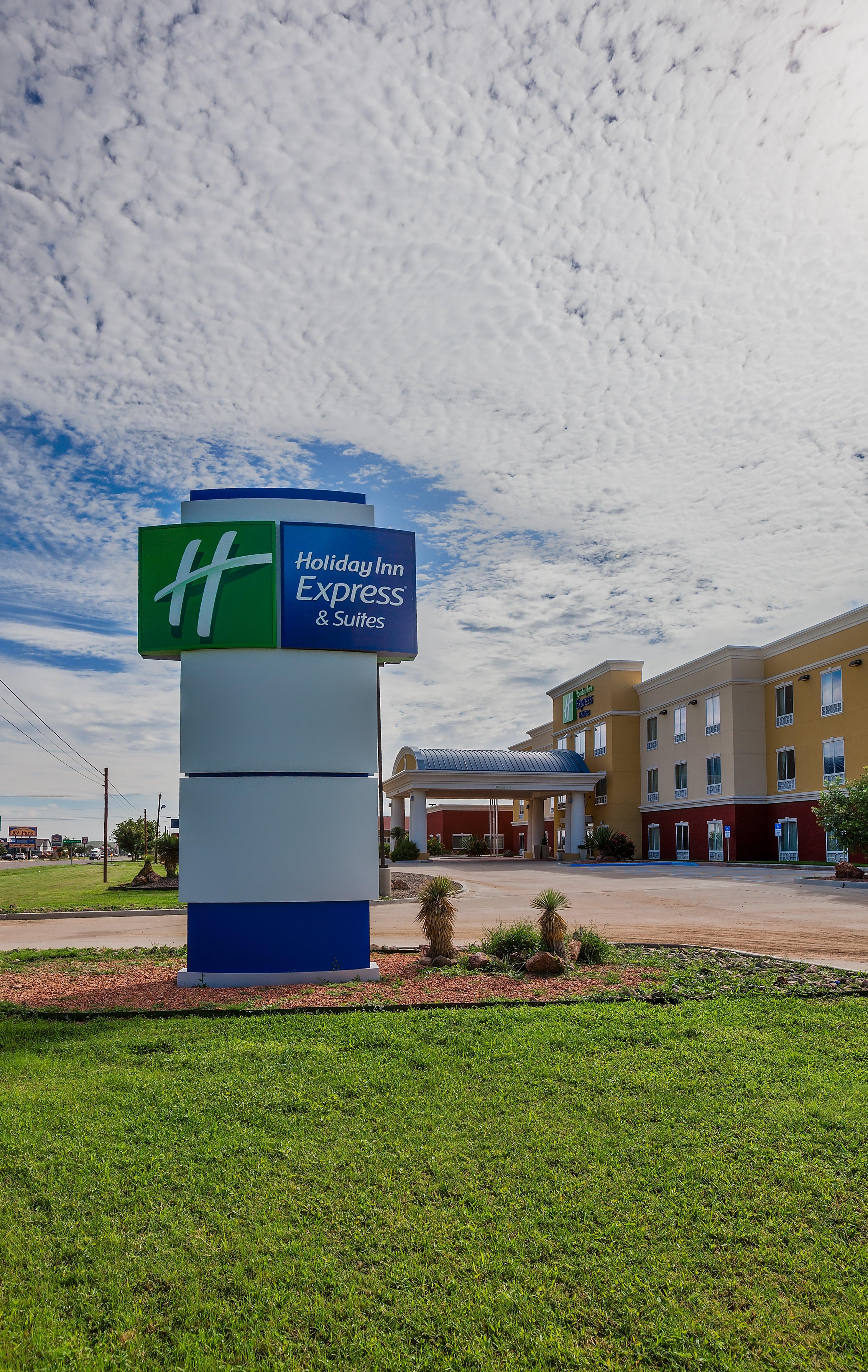 Holiday Inn Express And Suites Alpine By Ihg Exterior photo